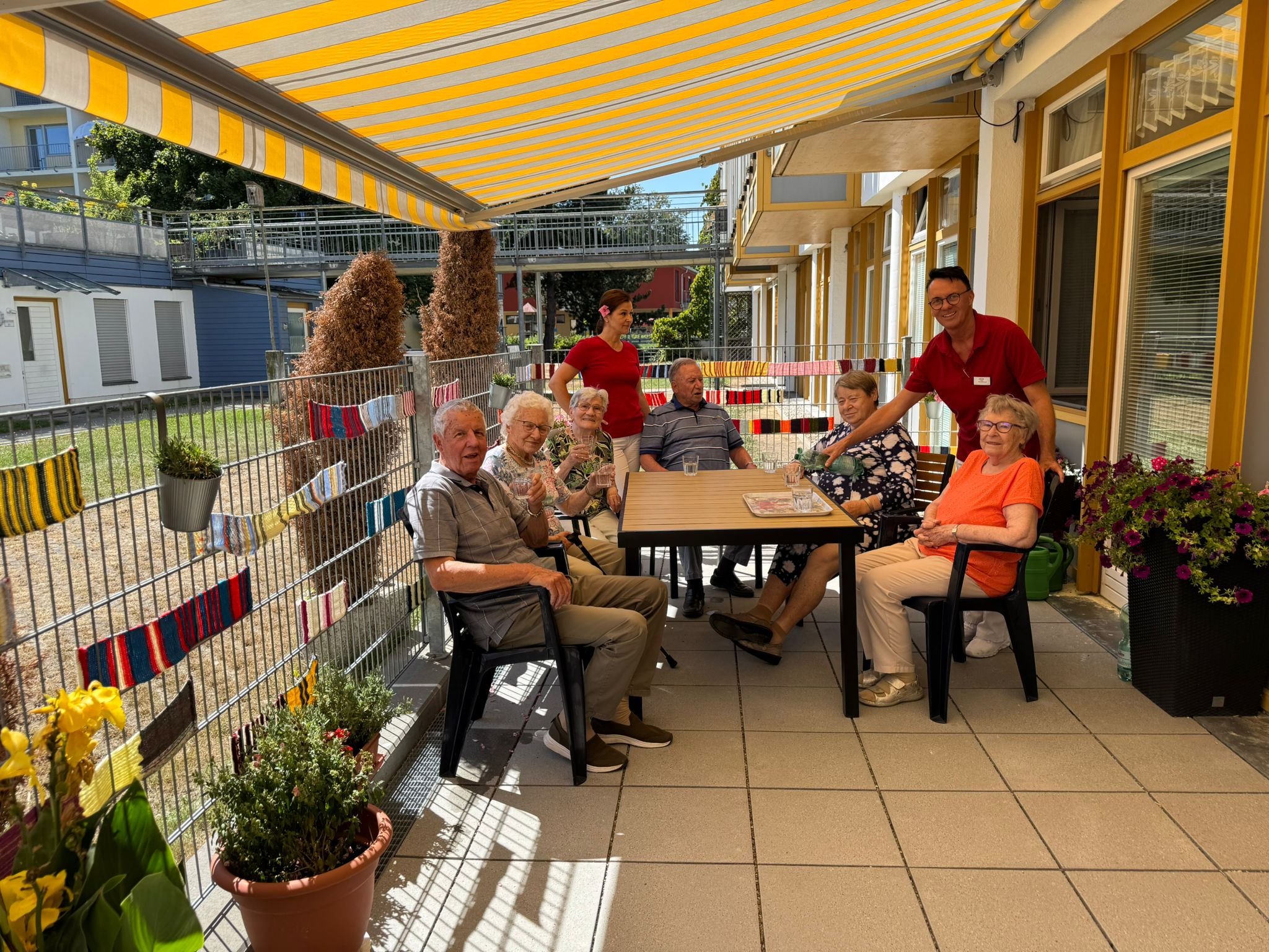 Die G&auml;ste und Mitarbeitenden sind gl&uuml;cklich &uuml;ber die neue Terrasse