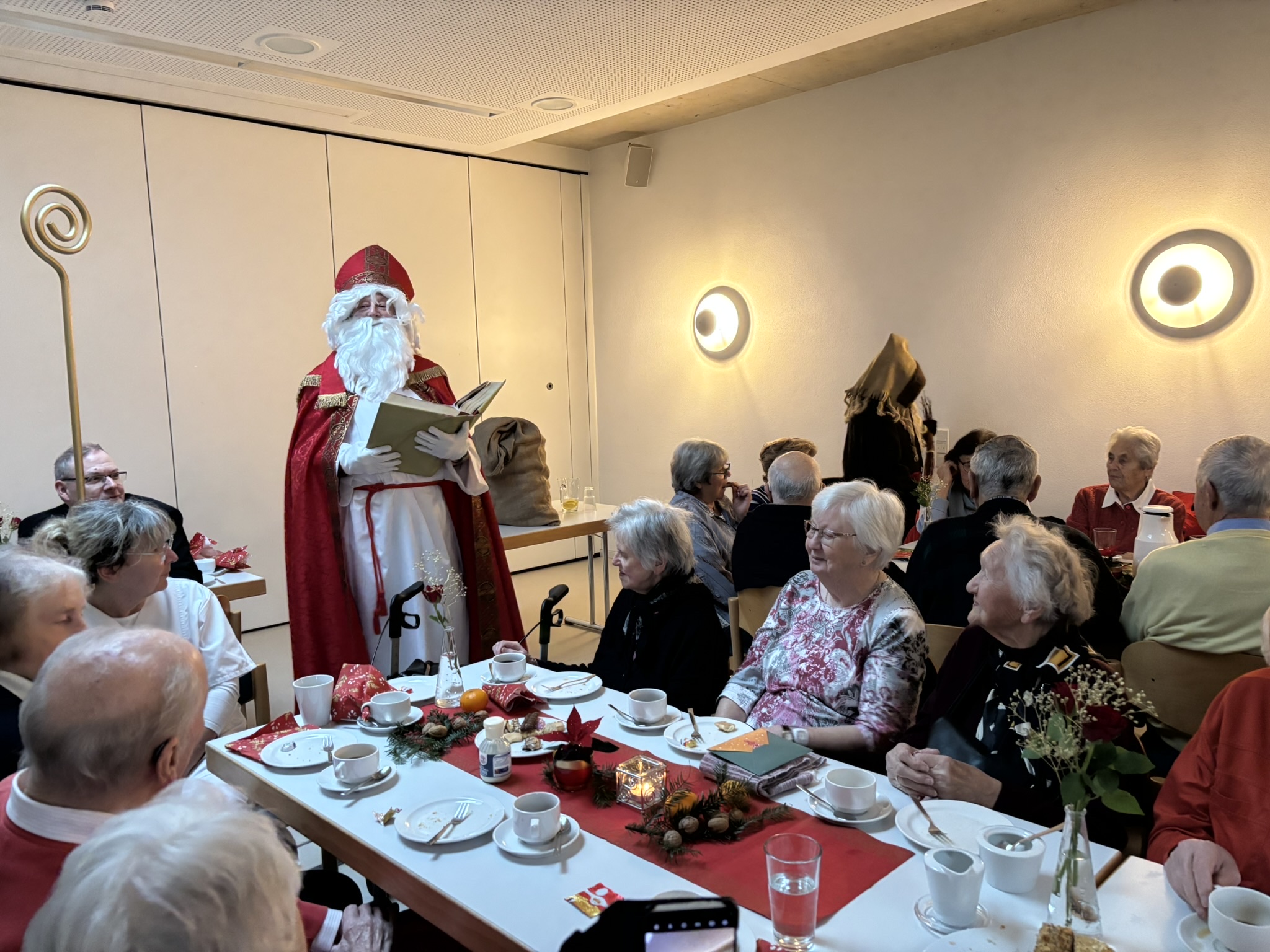 Die G&auml;ste und Mitarbeitenden sind gl&uuml;cklich &uuml;ber die neue Terrasse