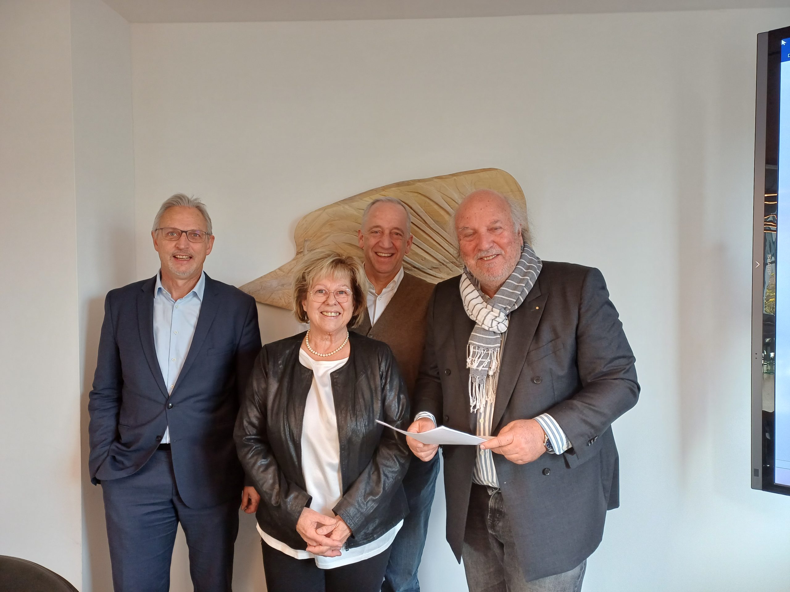 Die G&auml;ste und Mitarbeitenden sind gl&uuml;cklich &uuml;ber die neue Terrasse