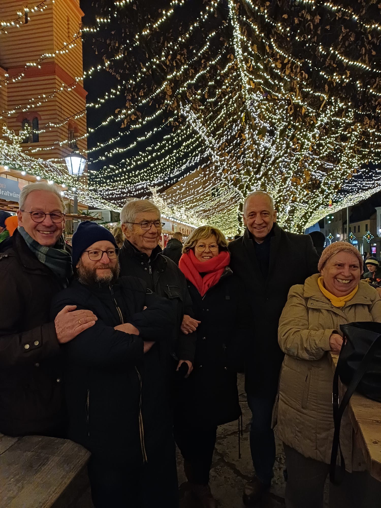 Die G&auml;ste und Mitarbeitenden sind gl&uuml;cklich &uuml;ber die neue Terrasse